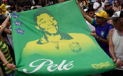Brazílčanov pobúril prezident FIFA, ktorý si počas rozlúčky s Pelém robil pri otvorenej truhle selfie. Neymar na pohrebe chýbal