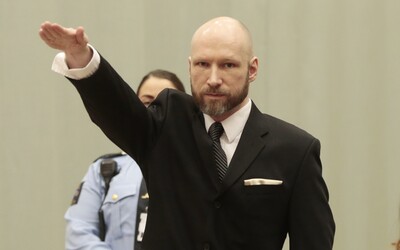 Breivik chladnokrvne strieľal do detí na zemi, aby sa uistil, že sú mŕtve. Na 10. výročie sa môže dostať na slobodu a chce milióny