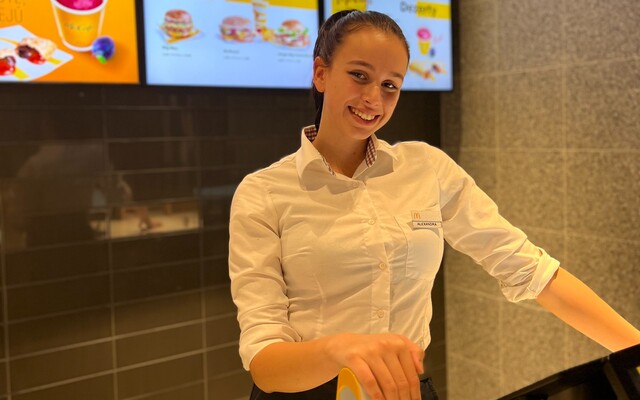 Brigádnička z McDonald’s: Chodili k nám ľudia bez domova vyjedať zvyšky jedla z tácok. Zákazníkom vyhovieme, i keď zavádzajú