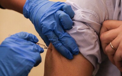 Briti ako prví na svete schválili plošné využitie vakcíny proti koronavírusu, ktorú si objednalo aj Slovensko