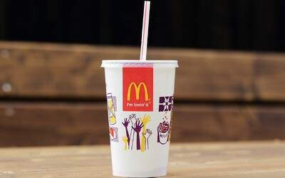 Britové nesnáší nová papírová brčka v McDonald's. Ta stará prodávají na eBay za 150 tisíc korun