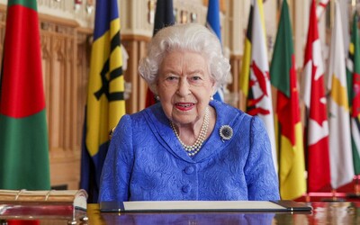 Britská královna Alžběta II. oslavila 96 let. Firma Mattel na její počest vyrobila novou Barbie