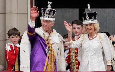 Britská královská rodina zveřejnila vánoční fotografie. Podívej se, jak vypadají