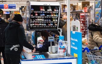 Britské Tesco zavádí inovativní boj proti zlodějům. Ochranku nahrazují roboti, kteří neustále monitorují prodejnu