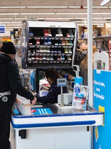 Britské Tesco zavádí inovativní boj proti zlodějům. Ochranku nahrazují roboti, kteří neustále monitorují prodejnu