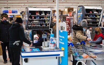 Britské Tesco zavádí inovativní boj proti zlodějům. Ochranku nahrazují roboti, kteří neustále monitorují prodejnu