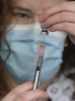 Britské úřady nedoporučují kombinovat dva druhy vakcín proti koronaviru