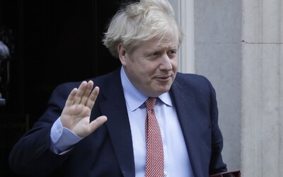 Britského premiéra Borise Johnsona museli převézt do nemocnice. V březnu mu diagnostikovali COVID-19