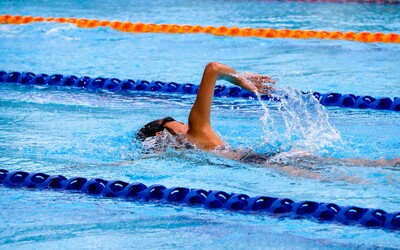 Britský komentátor si neodpustil sexistickú poznámku na účet plavkýň. K mikrofónu na olympiáde sa už nevráti