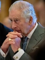 Britský kráľ Karol III. zbavil svojho brata Andrewa všetkých titulov. Môže za to kauza s Epsteinom