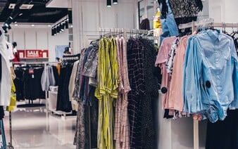 Britský módny reťazec čelí finančnej kríze. Zatvára 33 obchodov a prepustí tisíc zamestnancov