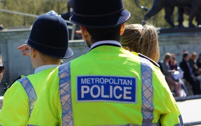 Britský policista znásilnil nejméně 12 žen, policie to desítky let přehlížela