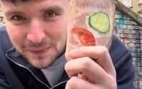 Britský tiktoker navštívil potraviny na Slovensku: bratislavské rožky si nevedel vynachváliť, no obložený chlebíček vysmial