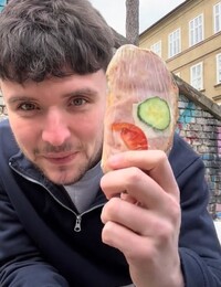 Britský tiktoker navštívil potraviny na Slovensku: bratislavské rožky si nevedel vynachváliť, no obložený chlebíček vysmial