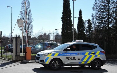 Brněnské policisty zamkl podezřelý v bytě. Když se snažili dostat ven, zranili se