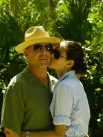 Bruce Willis žije kvôli chorobe oddelene v samostatnom dome. Chce, aby jeho dcéry vyrastali v normálnom prostredí