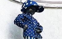 Bruselský Čurající chlapeček byl na počest založení Československa oblečený do tradičního modrotisku