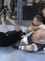 Brutální začátky UFC: Šílené knockouty, obrovské váhové rozdíly a takřka žádná pravidla