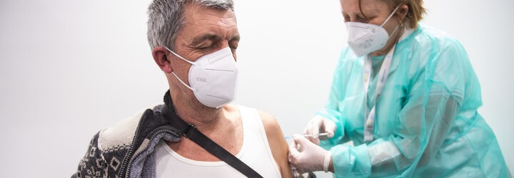 Bude v Česku povinná třetí dávka očkování? Shrnuli jsme, jak se u nás vyvíjí debata o přeočkování