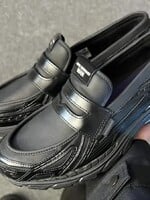 Budou tyhle boty do půl roku nosit všichni? Spojení sneakersů a polobotek válcuje internet