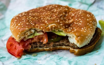 Burger King „podvádí hladové zákazníky“. Jeho burgery jsou prý menší než v reklamě