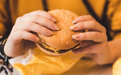 Burgery, křidélka nebo pizzy z McDonald's nebo KFC mohou mít problém. Británie navrhuje kalorický limit