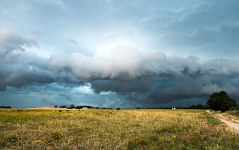 Búrky dnes zasiahnu východ Slovenska. Počas celého dňa hrozí silný vietor a výdatný dážď