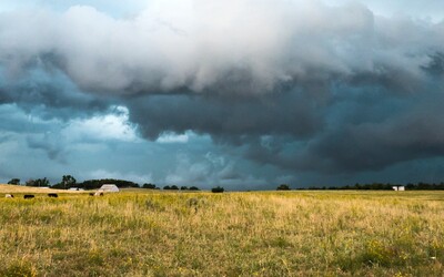 Búrky dnes zasiahnu východ Slovenska. Počas celého dňa hrozí silný vietor a výdatný dážď