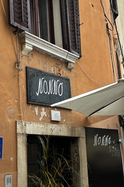 Byli jsme v nejhůře hodnocené restauraci v Chorvatsku. Obsluha smrděla cigaretami, přinesli nám syrovou pizzu a vodu za 160 korun