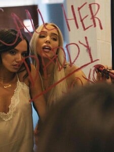 Byly u ní Hailey Bieber i Kamala Harris. Jak se z podcastu o sexu Call Her Daddy stal jeden z nejposlouchanějších na světě?