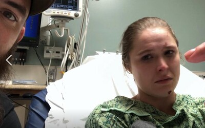 Bývalá UFC šampionka Ronda Rousey sdílela fotku brutálního zranění z natáčení. Málem přišla o prst