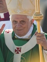 Bývalý papež Benedikt XVI. věděl o duchovních, kteří zneužívali malé děti, tvrdí advokáti