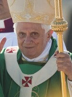 Bývalý papež se omluvil za sexuální násilí v církvi. Přímé pochybení však odmítl