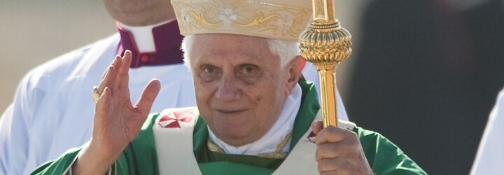 Bývalý papež se omluvil za sexuální násilí v církvi. Přímé pochybení však odmítl