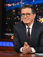 CBS zrušilo populární Late Show se Stephenem Colbertem. Načasování je podezřelé