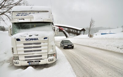 ČHMÚ: V těchto krajích platí výstraha před sněhem, náledím, ale také silným větrem