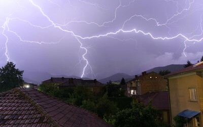 ČHMÚ: V těchto krajích se během neděle očekávají bouře, silný vítr a deště