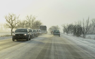 ČHMÚ varuje: Napadne až 10 centimetrů sněhu a teploty místy klesnou pod -12 °C, na celém území Česka se bude tvořit náledí