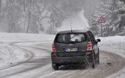ČHMÚ varuje před sněhem a ledovkou. Ta bude komplikovat dopravu po celém Česku