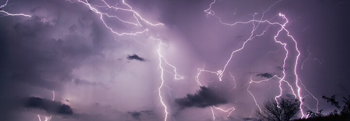 ČHMÚ zpřísňuje výstrahu: Na Česko se valí velmi silné bouře, hrozí povodně a vítr může dosahovat rychlosti až 90 km/h