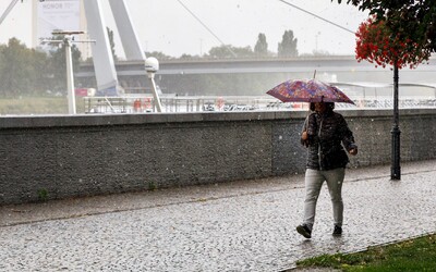 Čakajú nás iba výdatné lejaky a búrky, Slovensko bude tento týždeň trpieť. Tieto časti krajiny bude dážď bičovať najviac