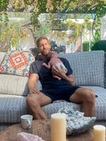 Calvin Harris sa stal otcom. Fanúšikom okrem syna ukázal aj placentu svojej manželky