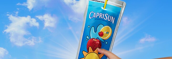 Capri Sun predstavil obrovské džúsové vrecko, meria až 40 cm. Odkazuje ním na predĺžené letné dni