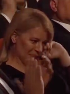 Čaputová si během projevu musela utřít slzu. Umělci jí děkovali a kritizovali současnou vládu