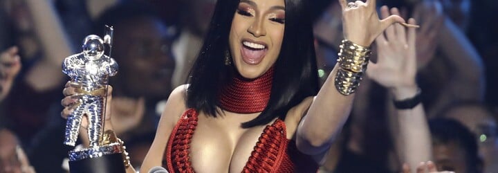 Cardi B čelí žalobě za napadení členky ochranky. Její výpověď u soudu baví internet