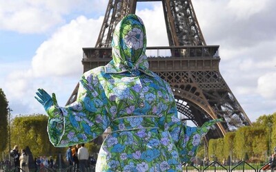 Cardi B pózuje před Eiffelovkou v outfitu, který zakrýval 100 % jejího těla. Dávejte pozor, aby mě nesrazilo auto, žertovala