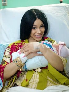 Cardi B sa stala trojnásobnou mamou. Pri pôrode bol aj jej exmanžel Offset