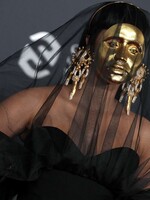 Cardi B se zlatou maskou na tváři, odhalené křivky i drahé šperky. Sleduj outfity z červeného koberce AMAs