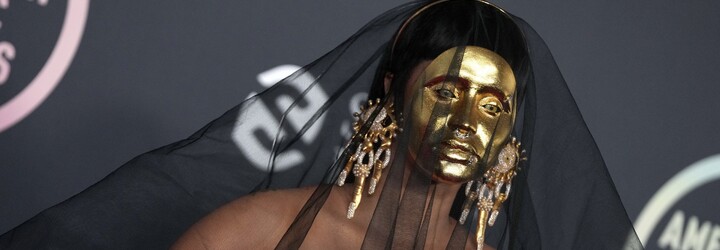 Cardi B se zlatou maskou na tváři, odhalené křivky i drahé šperky. Sleduj outfity z červeného koberce AMAs