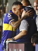 Carlos Tevez takto pobozkal Diega Maradonu pred zápasom, ktorý rozhodol o titule pre Bocu Juniors v domácej lige    